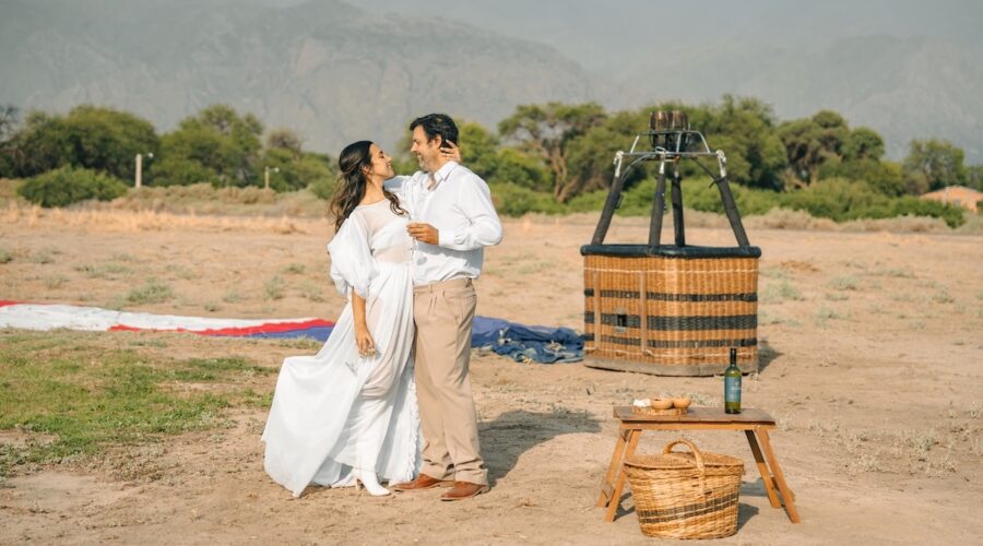 Couple celebrating with wine after a hot air balloon flight in Cafayate, with Wine Tours in Style.