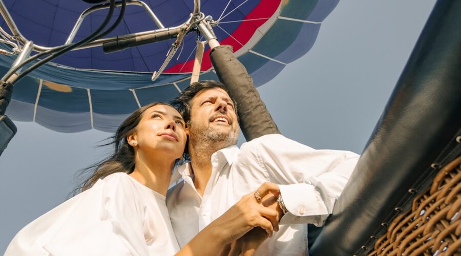 Just married couple enjoying a sunrise hot air balloon flight in Cafayate, celebrating their wedding with Wine Tours in Style in Argentina’s high-altitude wine country.